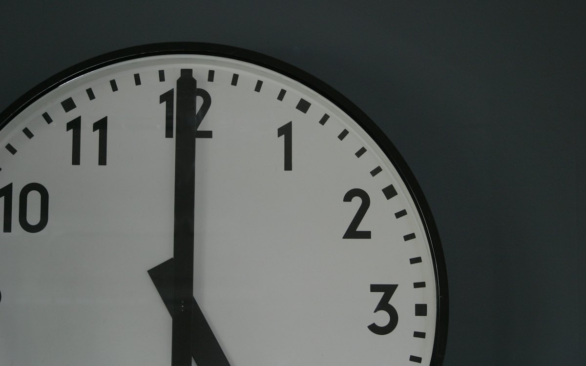 Relógio de parede marcando o fim do expediente