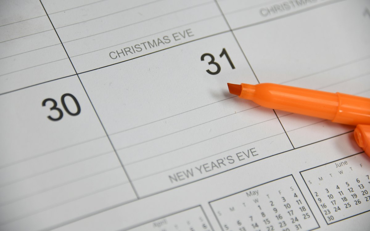 Calendário de fim de ano com datas marcadas a caneta