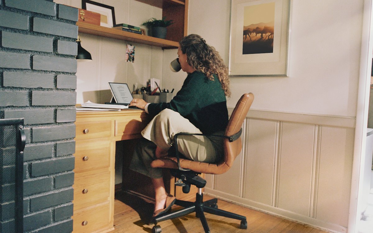 Mulher trabalhando em casa diante do computador