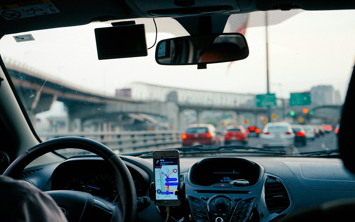 Painel de carro com celular de navegação no suporte