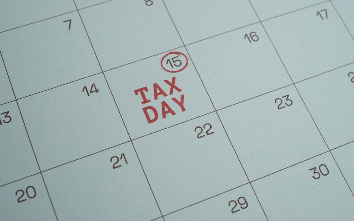 Calendário com uma data circulada em vermelho