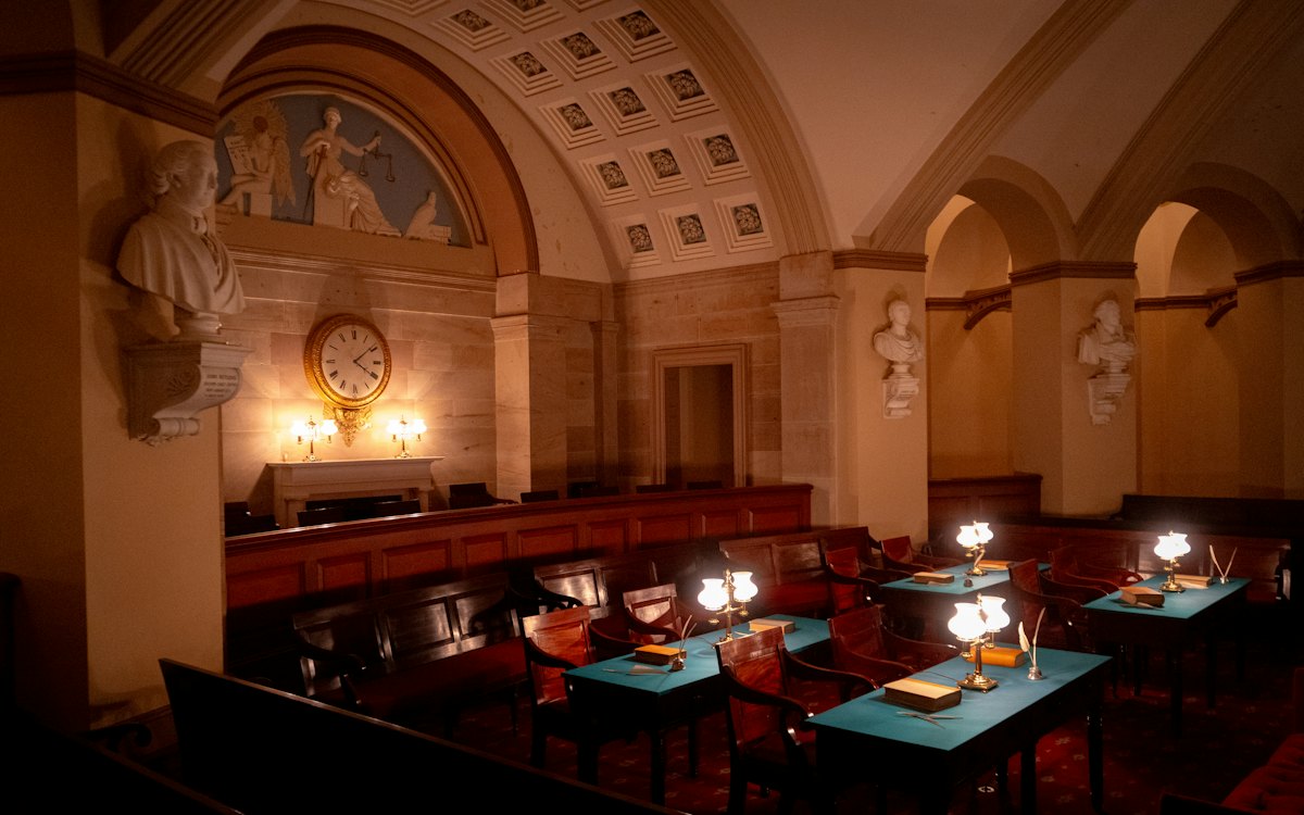 Tribunal com mesas e cadeiras vermelhas